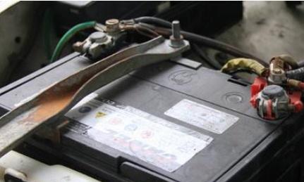 发动机舱这么脏到底能不能清洗？听老司机说完，车主：难怪车总坏