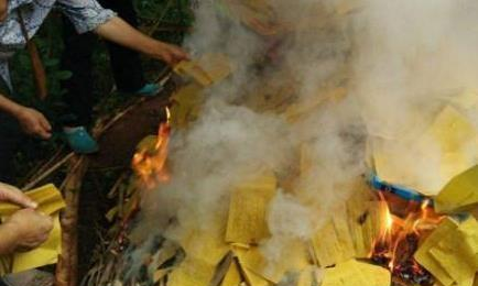 清明节为什么要烧纸钱呢烧纸的由来说处,看完你就懂了