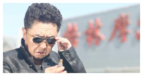 前央视主持人,拜师石富宽加盟德云社,今50岁与小10岁娇妻恩爱19年