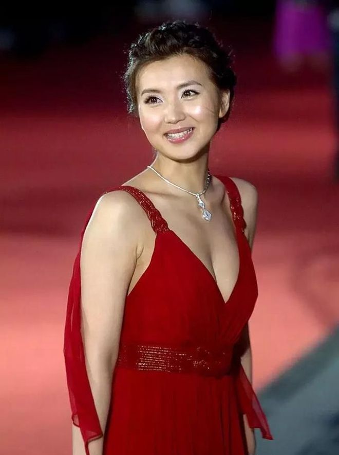 不愧是"万人迷",早期出席活动的陈好,一袭黑色礼服很美