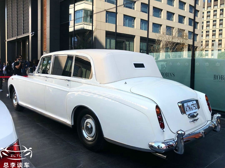 林志玲为何用70年代的幻影当婚车?看到后座的警告牌,瞬间明白