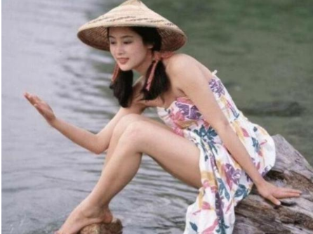 67岁陈凯歌现身机场,与小16岁的陈红宛如隔代,老夫少妻依旧甜