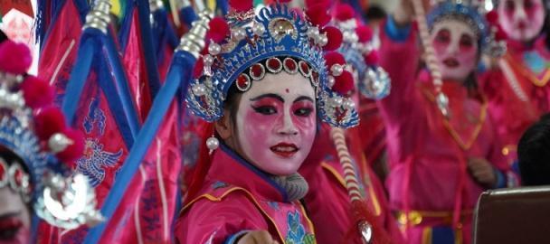 “社火少年”慢火车上闹元宵