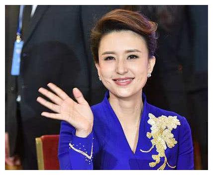 他是“央视主持人”张蕾，巅峰时嫁富豪退出央视，今40岁再度复出