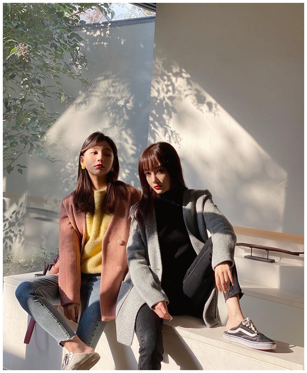 甘薇与已婚球员聚会,获赠球衣后主动靠他肩膀,自称是三姐妹