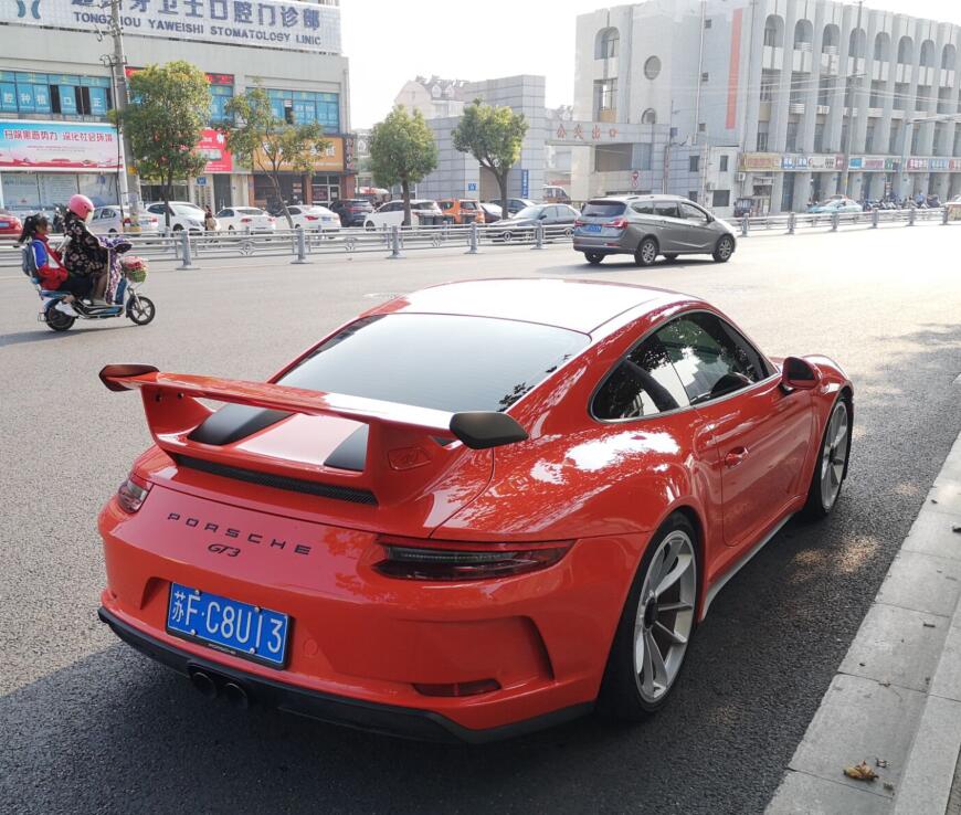 南通新金西路实拍保时捷GT3跑车，大尾翼很拉风！