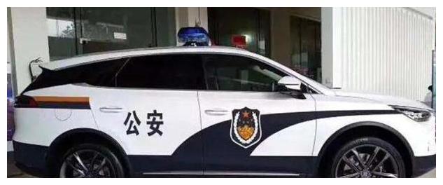 中国警车换上新制服,告别大众,此车一亮相,众人叫好