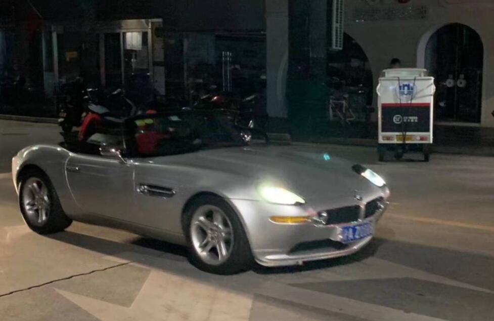 深夜上海街头实拍宝马Z8跑车，国内极少见到！