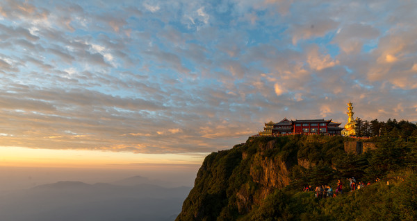 四川著名的佛教名山，海拔3099米，是成都人的最爱