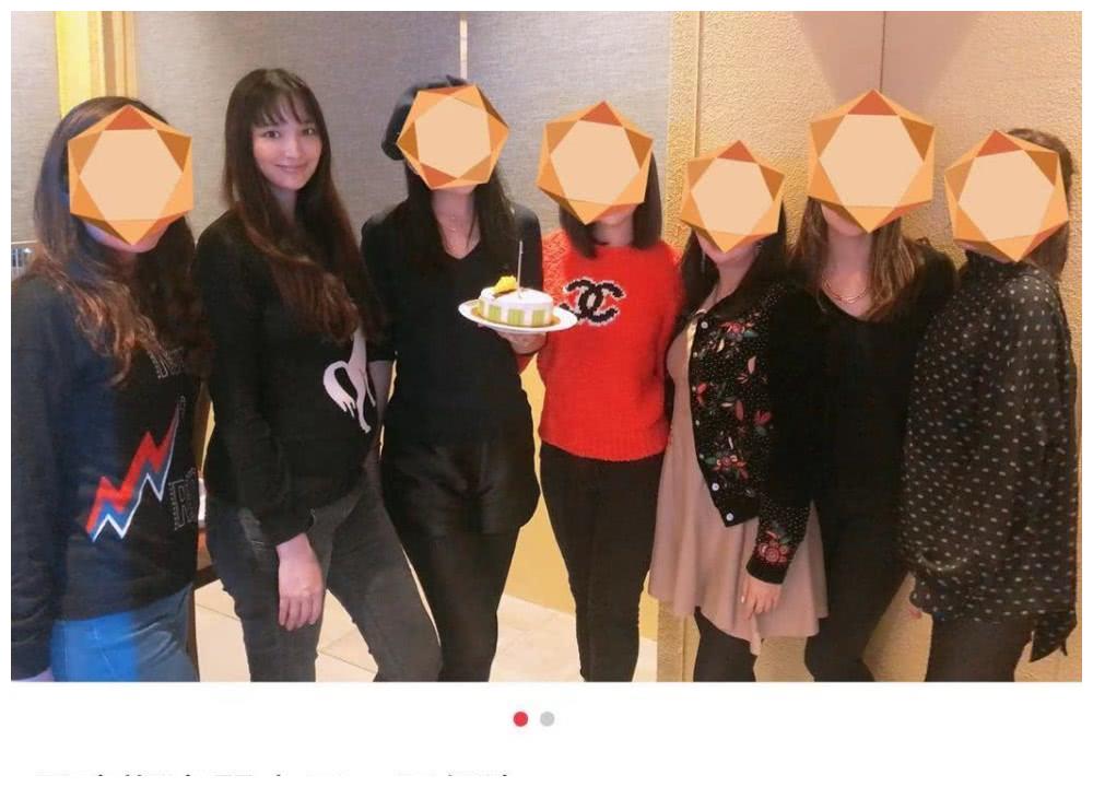 吴佩慈参加聚会，怀着第四胎连五官都变了，难怪宣布以后不再生