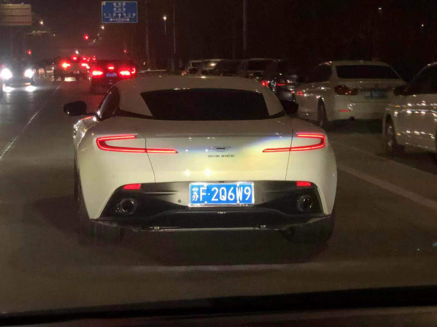 南通海门街头实拍阿斯顿马丁新款跑车，车牌相当低调！