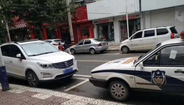 车子明明停在停车位里,为啥还被贴条了?交警: