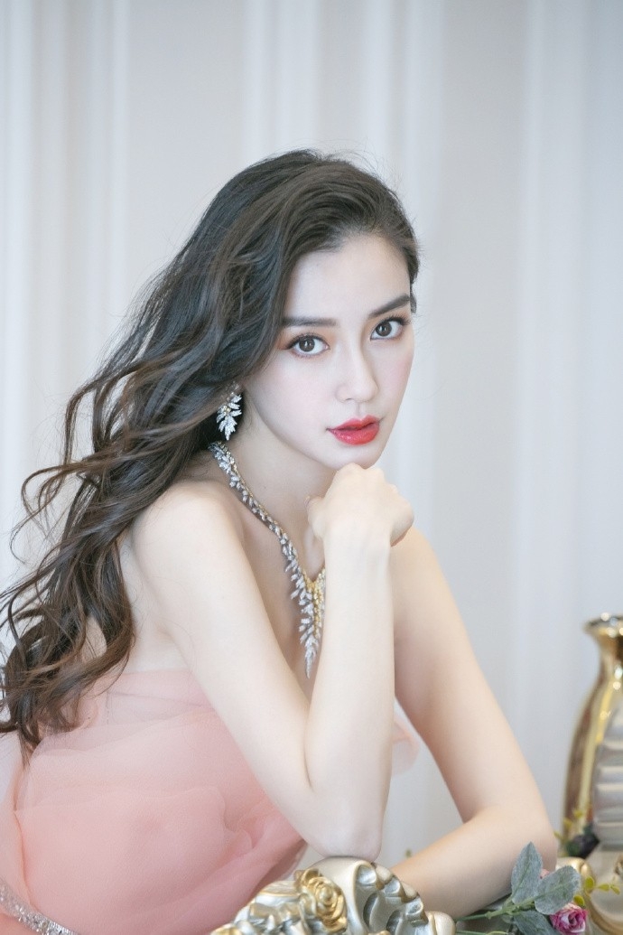 Angelababy超仙图,angelababy的图片超仙 时尚辣妈angelababy粉色抹胸纱裙少女感十足性感写真