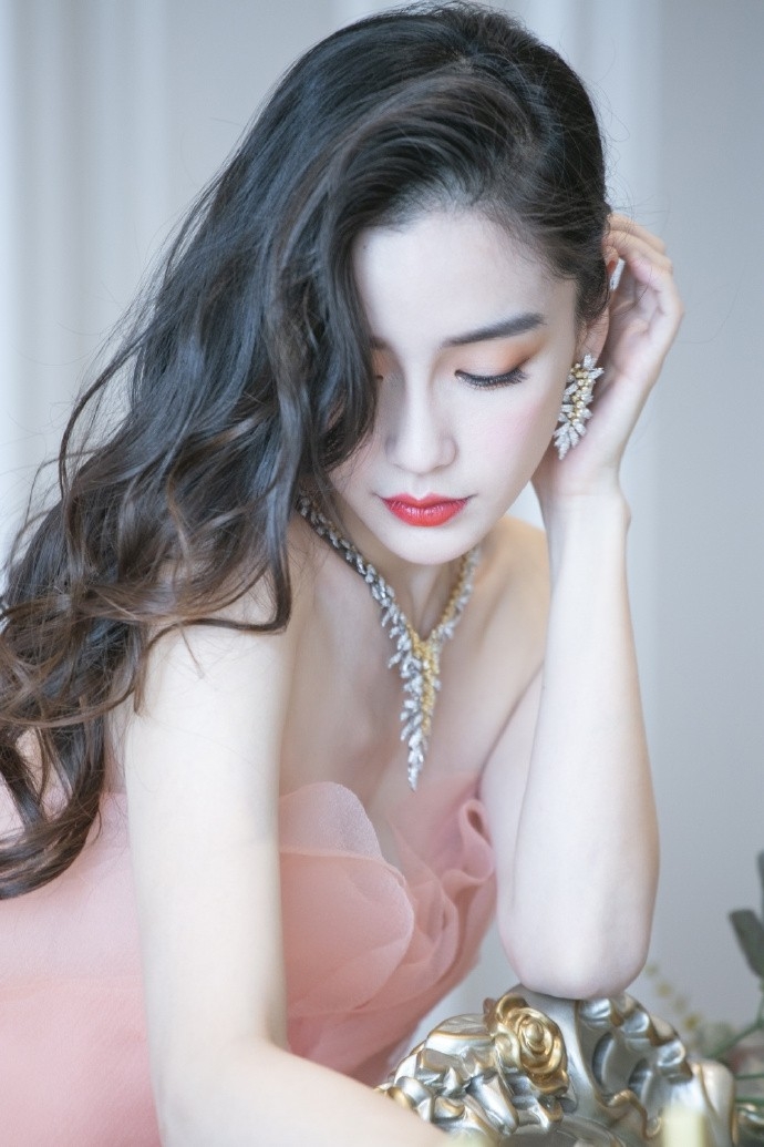 时尚辣妈angelababy粉色抹胸纱裙少女感十足性感写真