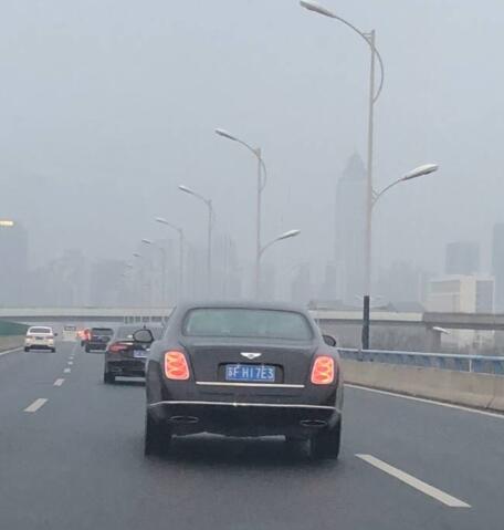 南通通沪高架实拍宾利慕尚，气场秒杀众车！