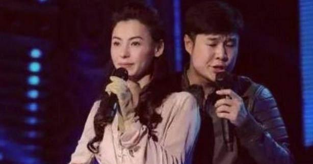 这才是高情商,演唱会张柏芝上衣扣爆开,小沈阳紧抱对方避免走光