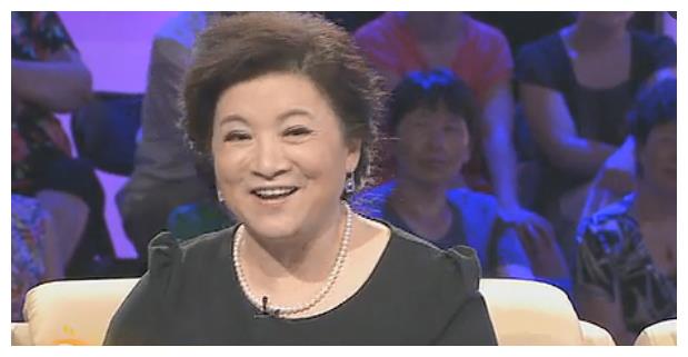 杜宁林杜旭东罕同框，饭桌上敲碗唱歌，知名演员用餐饭店却好简陋