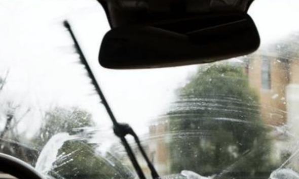 雨刮器总刮不干净、还声音大？教您一新招，实用又高级