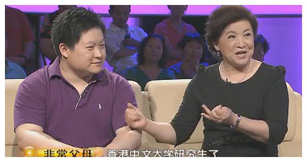 杜宁林杜旭东罕同框，饭桌上敲碗唱歌，知名演员用餐饭店却好简陋