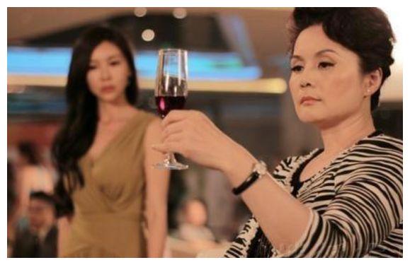 曾是千金小姐，大三开始演戏，三十一岁拿视后，嫁初恋恩爱38年