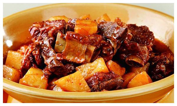 精选美食推荐:五花肉烧豆干,排骨焖土豆,莴笋木耳肉片的做法