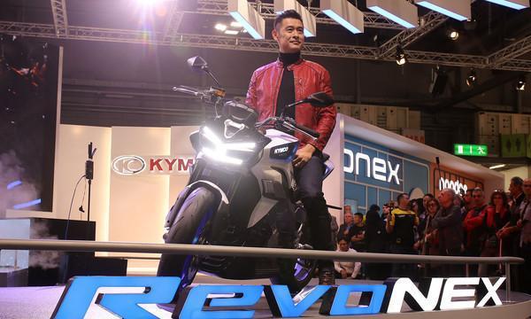 光阳 RevoNEX 电动重机米兰首发！董事长亲自骑上台