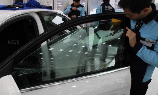 如何保养汽车玻璃？教大家正确做法，玻璃清晰不留痕