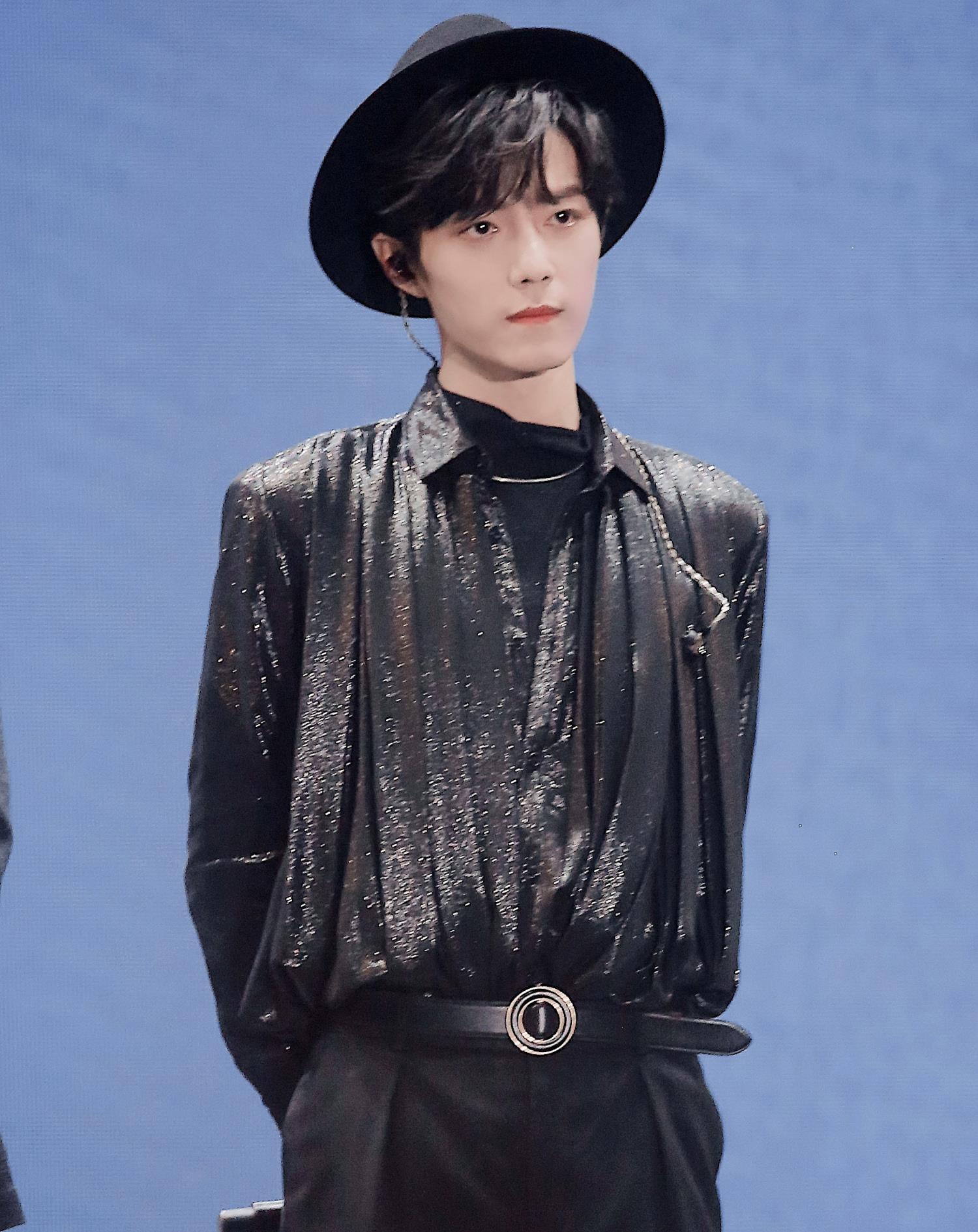 《陈情令》忘羡合作舞台,肖战绅士风造型帅气,王一博穿女装惊艳