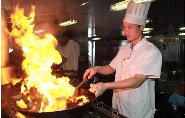 年轻厨工给乞讨老人一碗剩饭,遭经理辞退,没想到董事长聘他回去！
