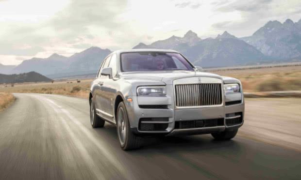 女子闯红灯，保险却赔不起，劳斯莱斯车主：100万就敢闯红灯？