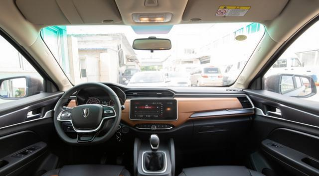 还有一中型SUV,轴距近2米8,合资品质带2+2+3座布局