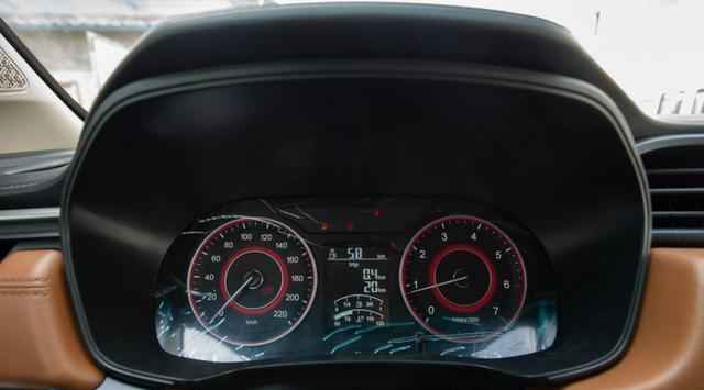 还有一中型SUV,轴距近2米8,合资品质带2+2+3座布局