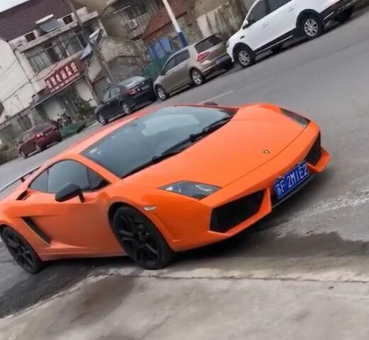 南通海安市实拍新上牌兰博基尼小牛跑车，如今已是有钱人的大玩具
