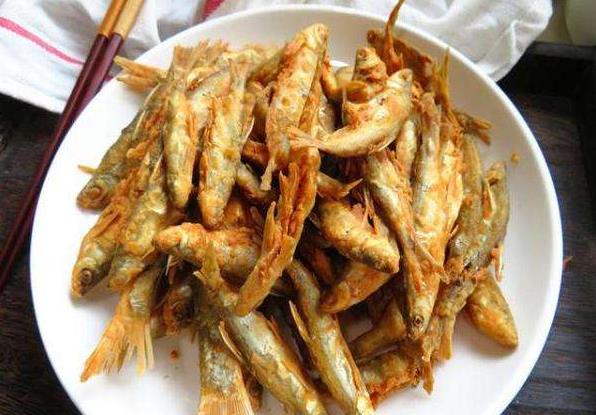 农村常有的3种河鱼,简单油炸便是美味,如今却不多见,你吃过吗