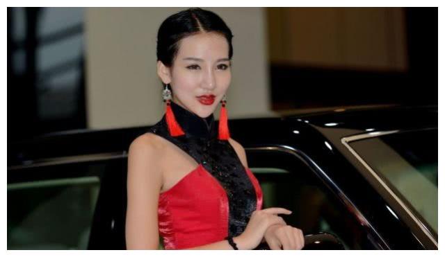 红旗不愧是顶尖豪车,有钱都不一定买得到,车模气质十足