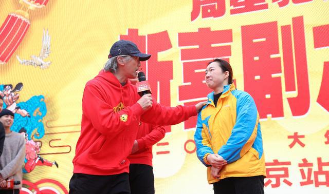 苏宁物流女快递员戏精上身,竟敢和星爷的《新喜剧之王》过招