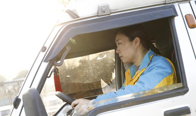 苏宁物流女快递员戏精上身,竟敢和星爷的《新喜剧之王》过招