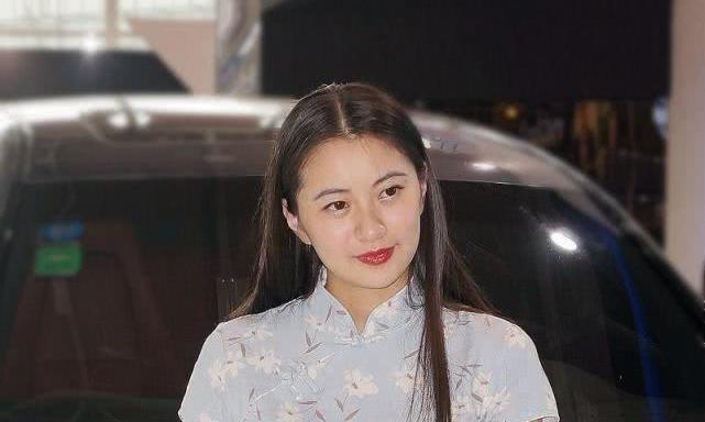 保时捷车展不用国外美女？身穿旗袍尽显东方之美，初恋的感觉