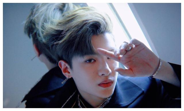 黄明昊锁屏壁纸带字