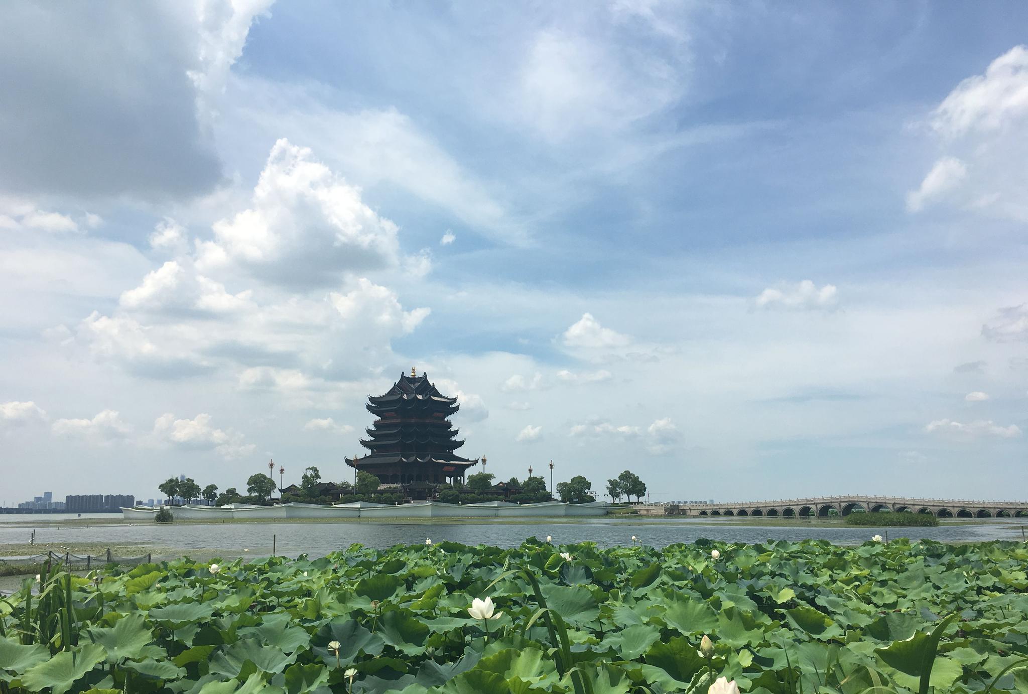 阳澄湖半岛上的重元寺,景色宜人,是周末休闲旅游的好地方