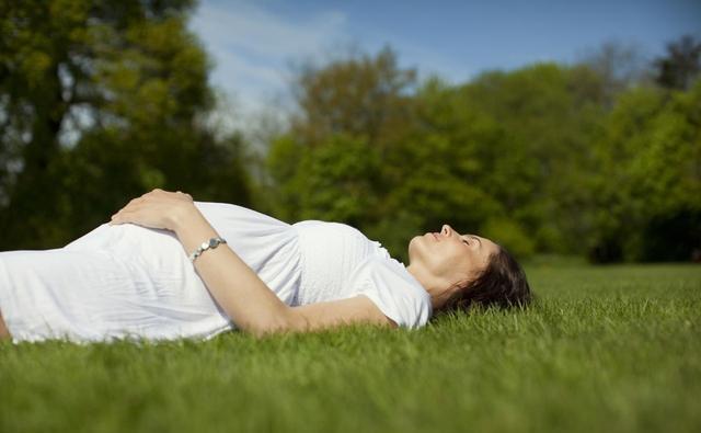 孕妇平躺着睡觉时,腹中的胎儿会怎么样?现在改正还来及