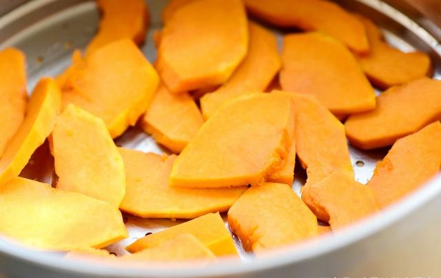 早餐，面粉里加豌豆，拌一拌，好吃不上火，比馒头包子强多了