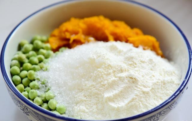 早餐，面粉里加豌豆，拌一拌，好吃不上火，比馒头包子强多了