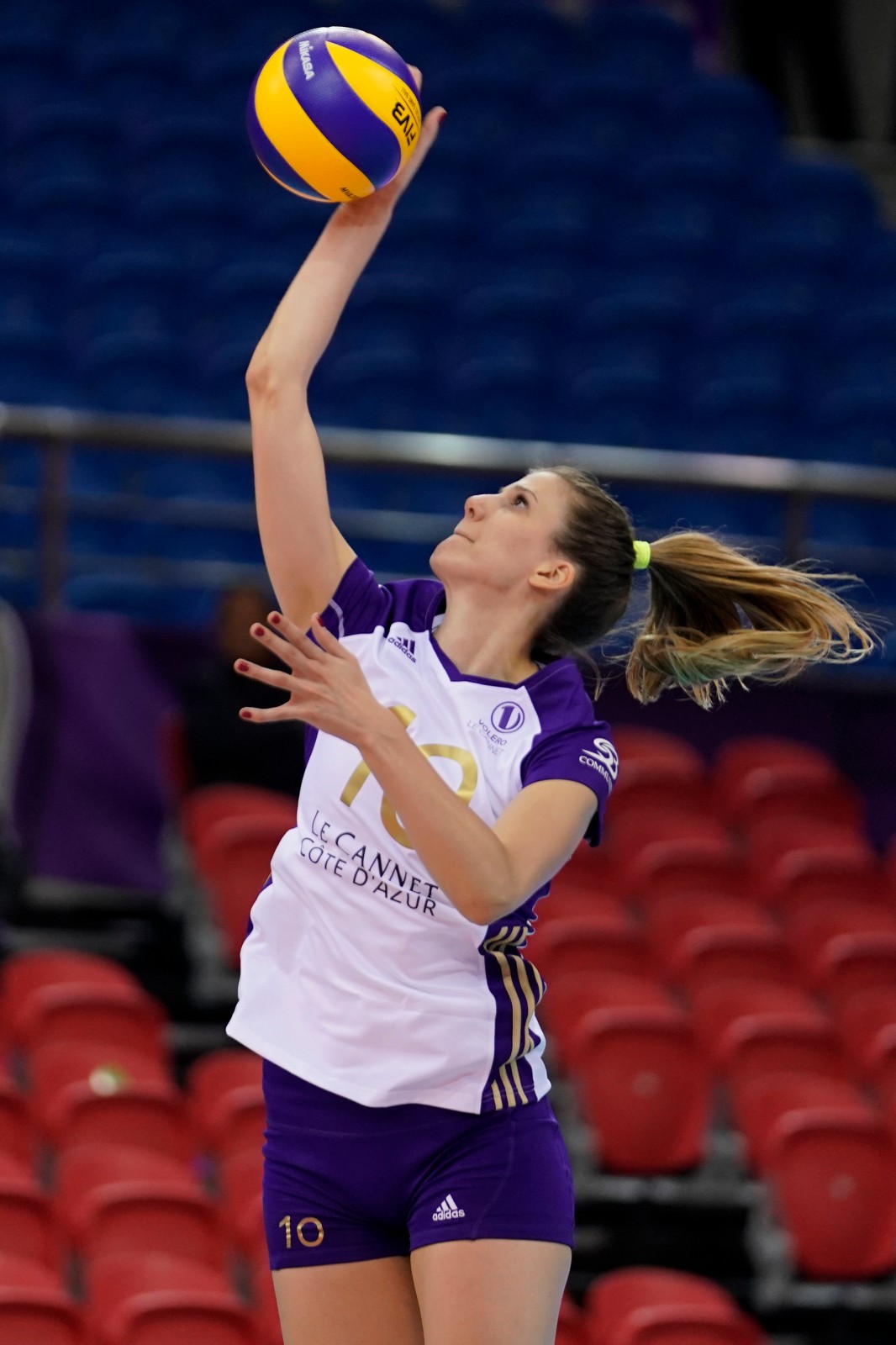 2018女排世俱杯第一轮,巴西米纳斯3-2法国勒卡