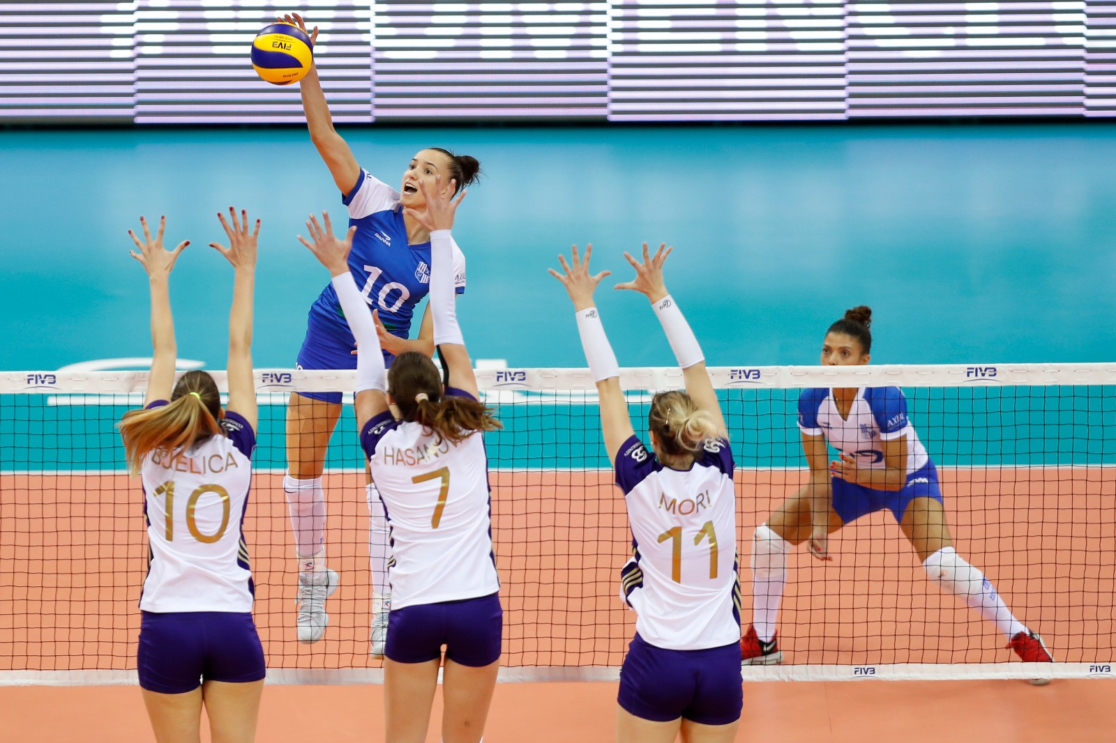 2018女排世俱杯第一轮,巴西米纳斯3-2法国勒卡