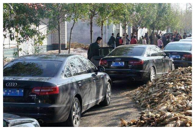 “矮人”回家过年,开车方式涨姿势:踩不到刹车全靠手