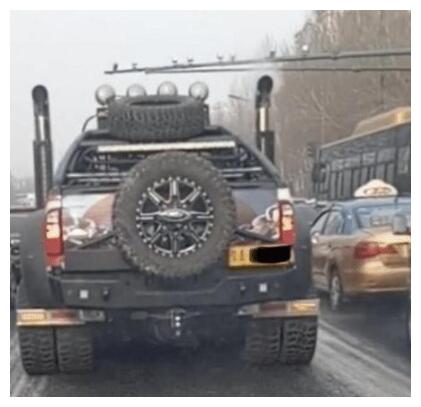偶遇福特F650,高度堪比公交车,6轮着地,带两个全地形备胎