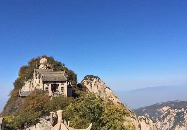 华山除了惊险的栈道外,还有四大未解之谜,当地人:神仙凿出的地