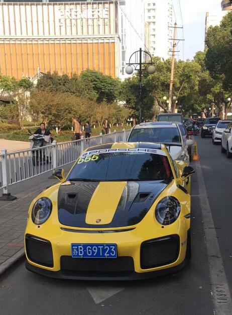 网友无锡街头实拍保时捷GT3跑车，充满了战斗感！