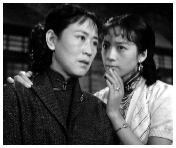 曾是千金小姐，大三开始演戏，三十一岁拿视后，嫁初恋恩爱38年